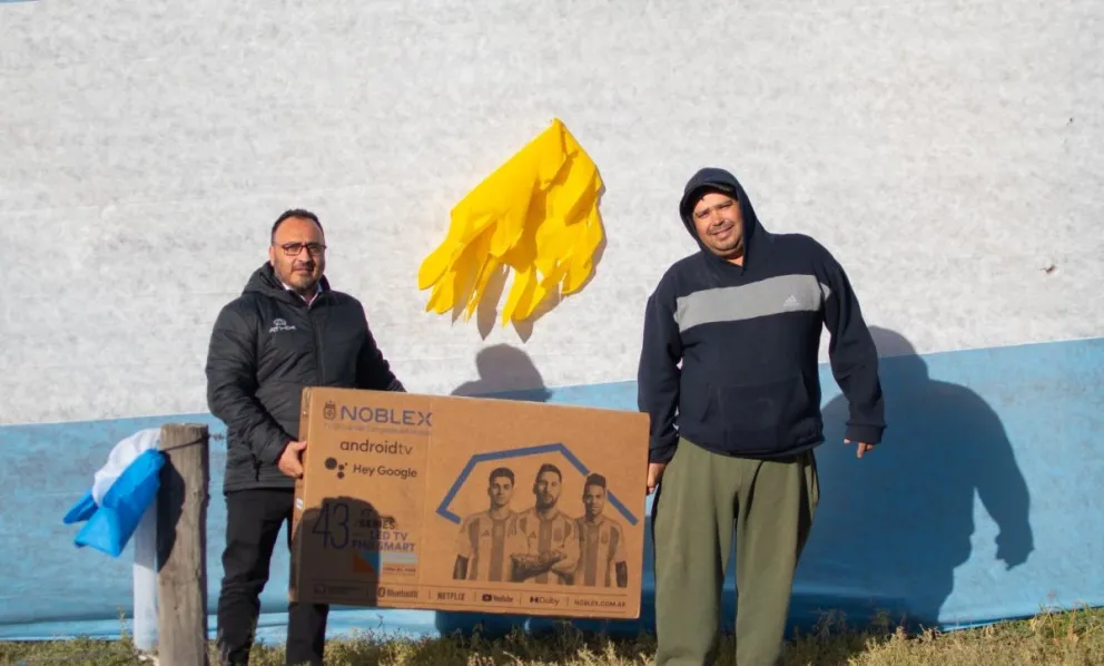Gustavo Sepúlveda entregó los premios a Emanuel Rivera y María Isabel Durán, ganadores del Concurso Mundial 2026 que convocó a los vecinos de Chimpay a apoyar a la Selección Argentina. Foto: Municipio Chimpay.