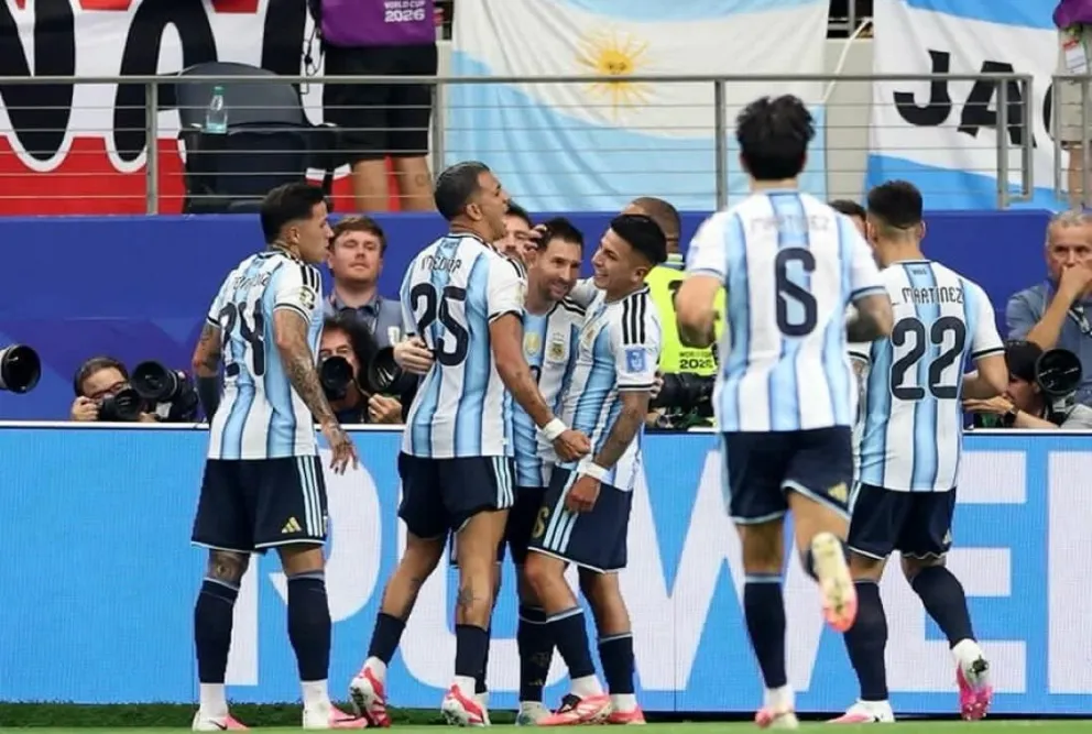 Lionel Messi marcó los dos goles de la victoria argentina ante Austria, alcanzó un récord histórico como máximo goleador de los Mundiales y condujo a la Albiceleste a los 16avos de final del Mundial 2026. Foto: AFA.