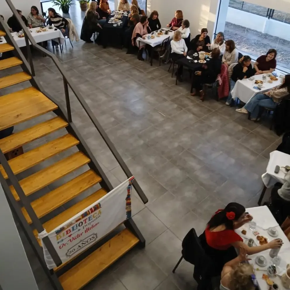 Vecinos, artistas y referentes culturales participaron del té aniversario organizado por la Biblioteca Popular Víctor Molina, una actividad que combinó celebración, arte y solidaridad en el nuevo edificio de la institución. Foto: gentileza.