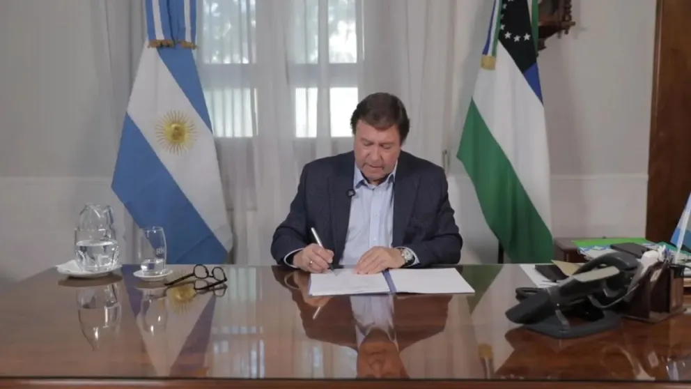 Weretilneck firmó el decreto de promulgación de la ley
Crédito: Gobierno de Río Negro