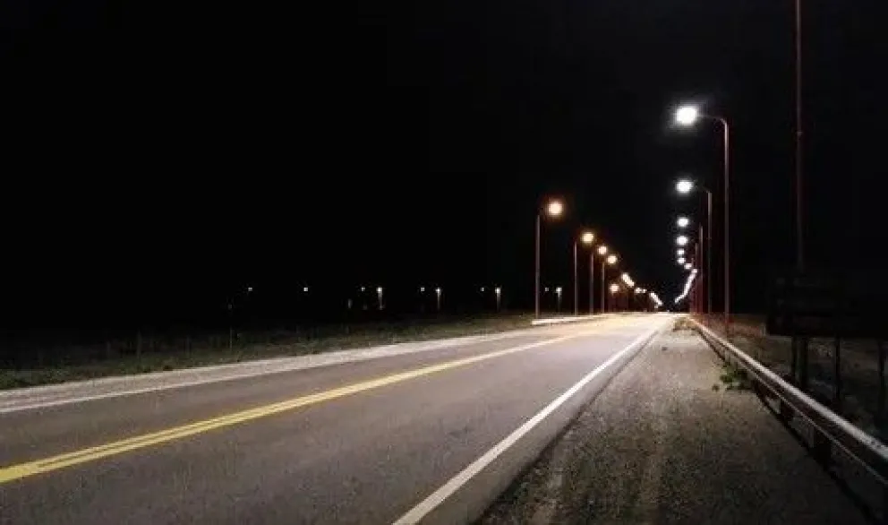 El siniestro ocurrió en el kilómetro 1042 de la Ruta Nacional 22, en cercanías de Chimpay. El tránsito permanece restringido y es desviado por caminos alternativos mientras avanzan las tareas de los equipos de emergencia. Foto: archivo.