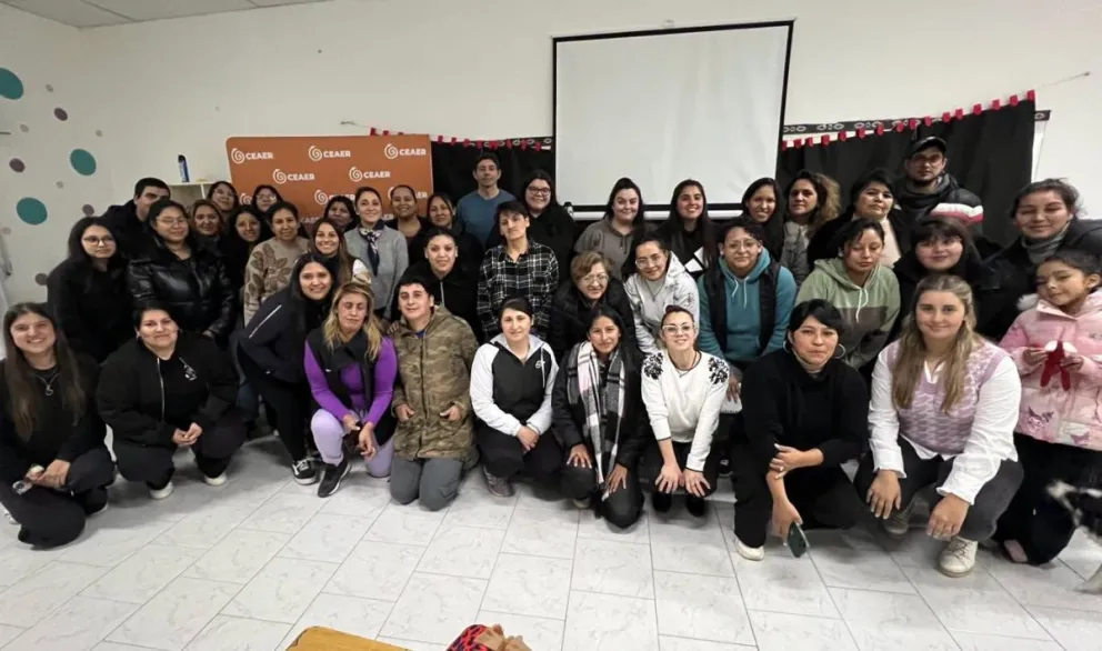 Vecinos de Coronel Belisle completaron una capacitación en servicios, seguridad y atención al cliente, orientada a fortalecer sus competencias para el ámbito laboral. Foto: CEAER.
