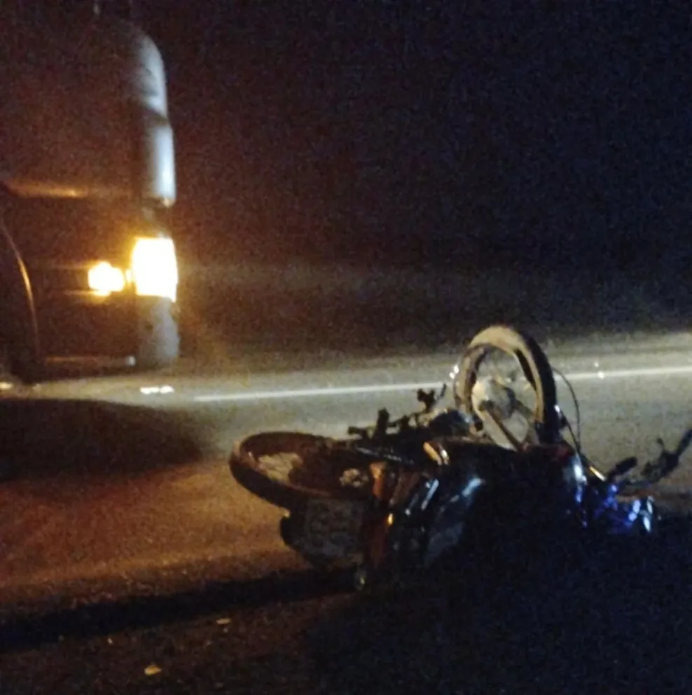 Siniestro vial en el kilómetro 1030 de la Ruta Nacional 22, a la altura de Coronel Belisle. Trabajan equipos de emergencia y seguridad. Foto: gentileza.