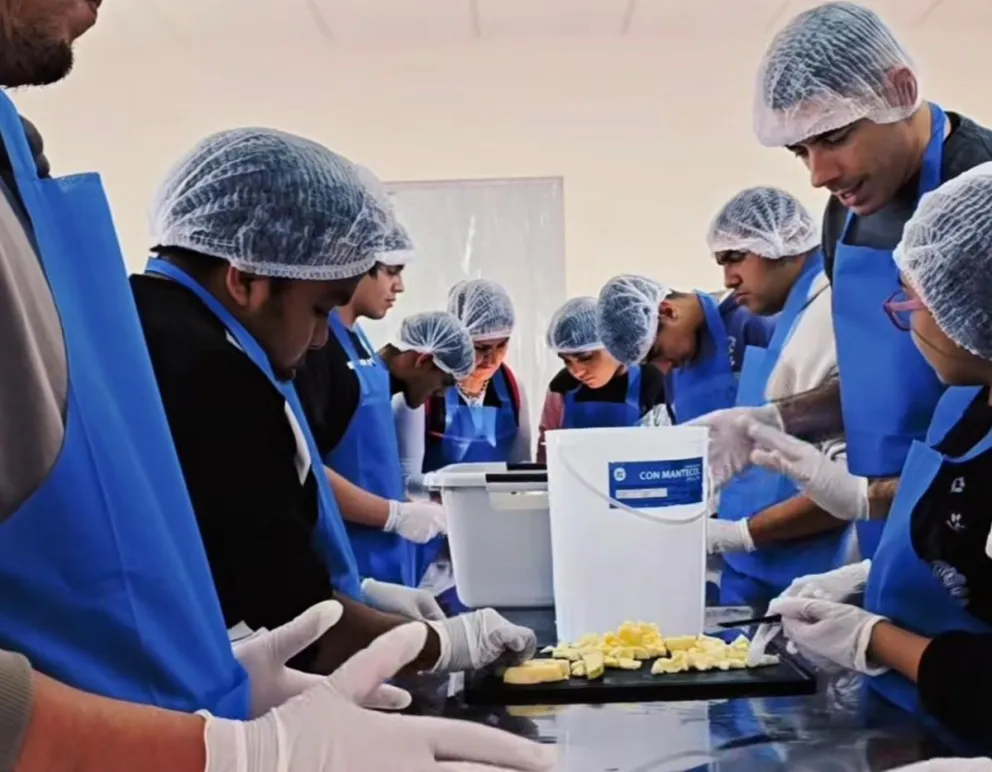 Alumnos y docentes de la Escuela de Educación Especial N° 20 participaron en la elaboración de mermelada de manzana y pera durante una visita a la Planta de Procesado de Lamarque. Foto: Municipio Lamarque.