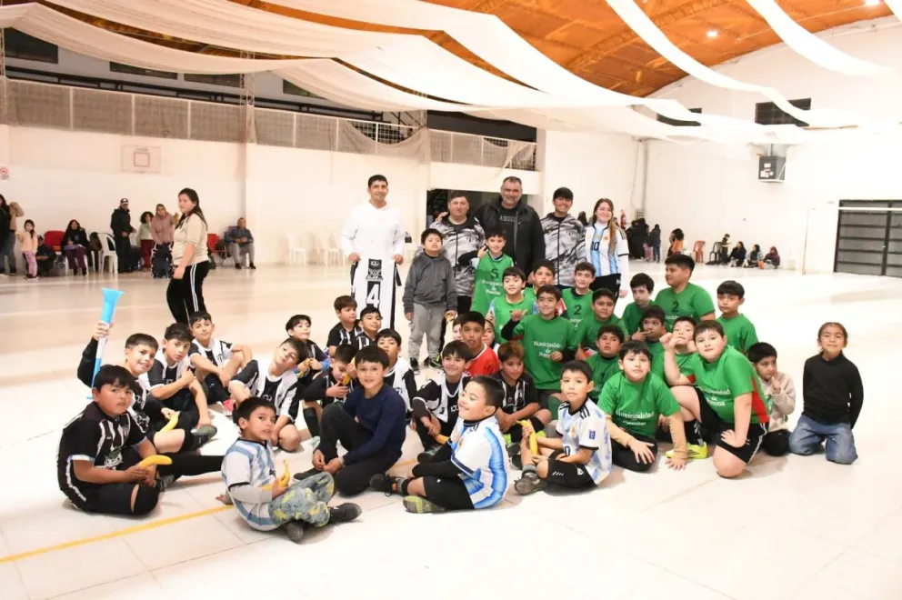 Niños y niñas de Pomona y Darwin compartieron una jornada deportiva marcada por el juego, el respeto y la integración. Foto: Municipio Pomona.
