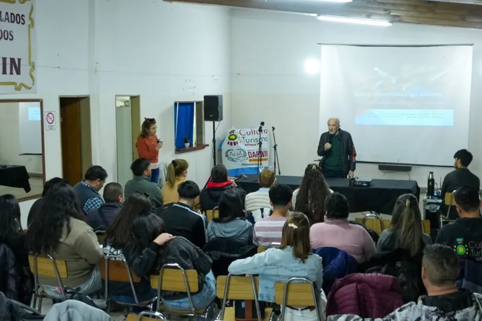 La jornada reunió a especialistas, autoridades y referentes locales para proyectar nuevas acciones que fortalezcan el desarrollo turístico de Darwin. Foto: Municipio Darwin.