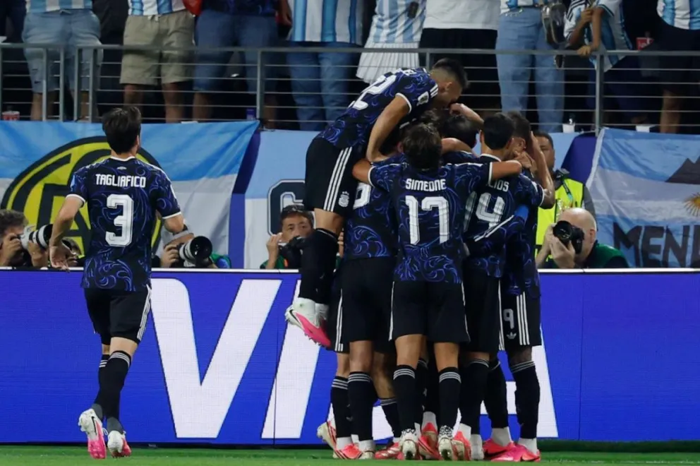 Tres partidos, tres victorias y puntaje ideal. Argentina cerró una impecable fase de grupos y buscará extender su invicto cuando enfrente a Cabo Verde en el inicio de la etapa eliminatoria. Fotos: AFA.