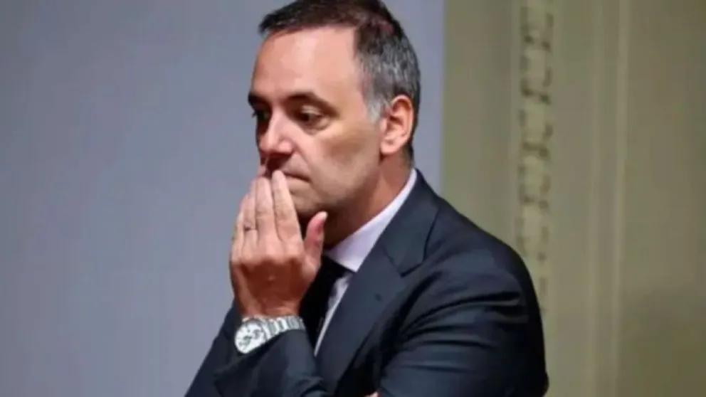 Manuel Adorni dejó la Jefatura de Gabinete mientras continúa siendo investigado por presunto enriquecimiento ilícito. Foto: web.