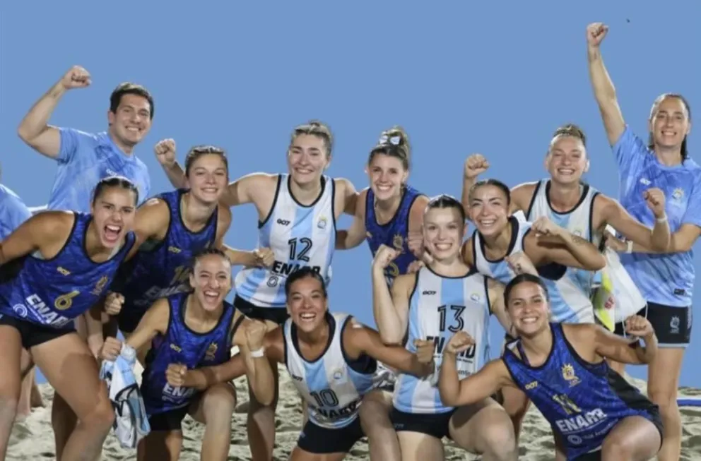 Lucila Balsas, Sofía Dragonetti, Nahuel Baptista y Santiago Vidondo integraron las selecciones argentinas que lograron una actuación histórica en el Mundial de Beach Handball disputado en Zagreb. Foto: Kamikazes.