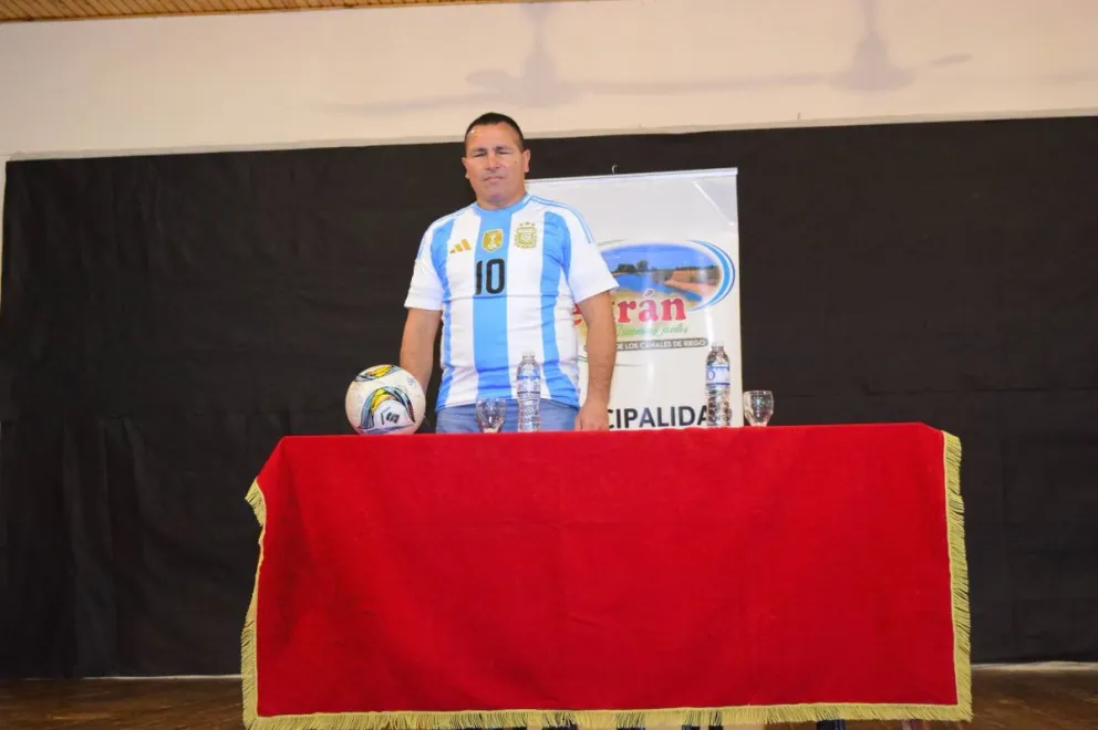 La charla de Silvio Velo convocó a estudiantes, vecinos e instituciones de Luis Beltrán, dejando un inspirador mensaje sobre la superación personal y el valor del trabajo colectivo. Foto: Municipio Luis Beltrán.