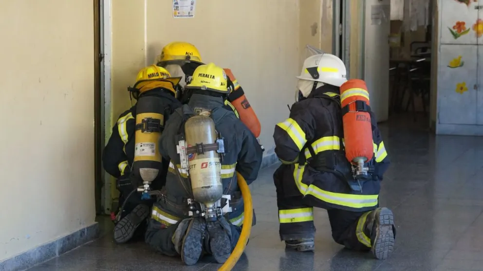 El simulacro reunió a 176 personas entre estudiantes, docentes y personal de apoyo, con el acompañamiento de Bomberos, Tránsito Municipal y la Policía. Foto: Consejo Escolar Choele Choel.