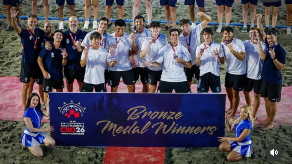 Los rionegrinos Santiago Vidondo y Nahuel Baptista fueron protagonistas de una conquista histórica para el beach handball argentino y coincidieron en que la medalla de bronce representa el comienzo de una nueva etapa para la Selección. Foto: gentileza.