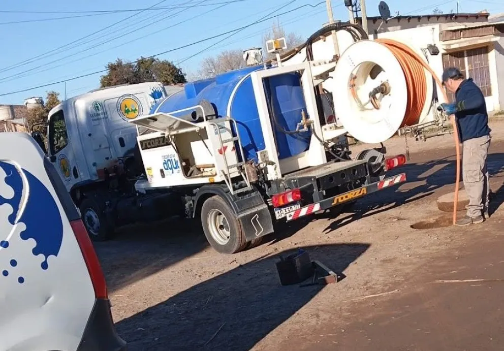 La reparación del caño maestro de agua permitió restablecer el abastecimiento, mientras la cooperativa continúa trabajando para solucionar los inconvenientes registrados en el sistema cloacal de Lamarque. Foto: gentileza.