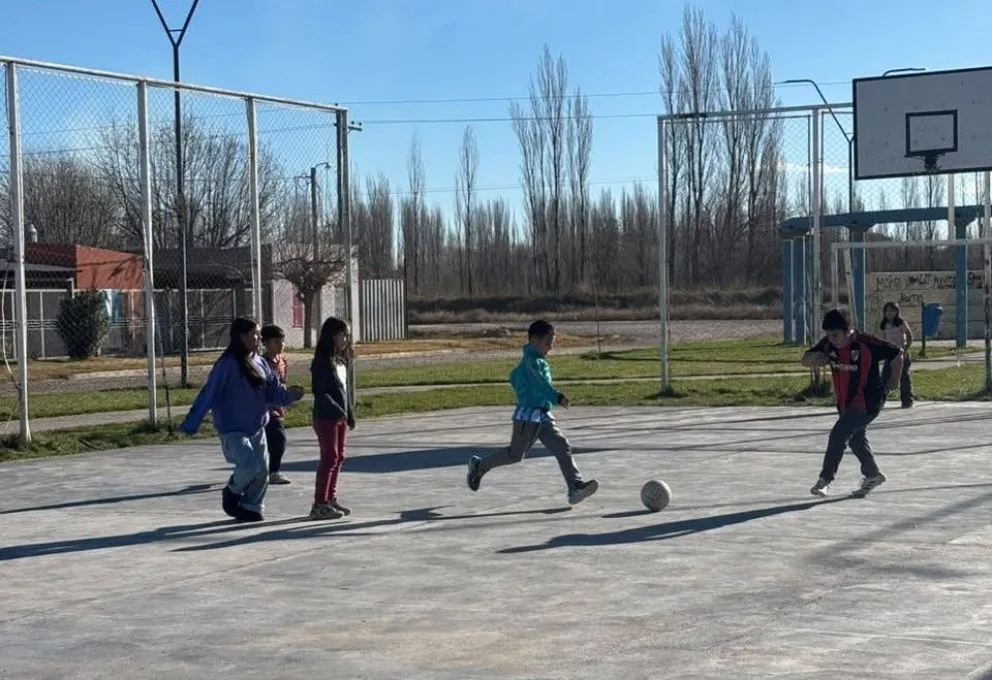 Las jornadas deportivas gratuitas continúan recorriendo los barrios de Lamarque con juegos, deportes, música y actividades para toda la familia. Foto: gentileza.