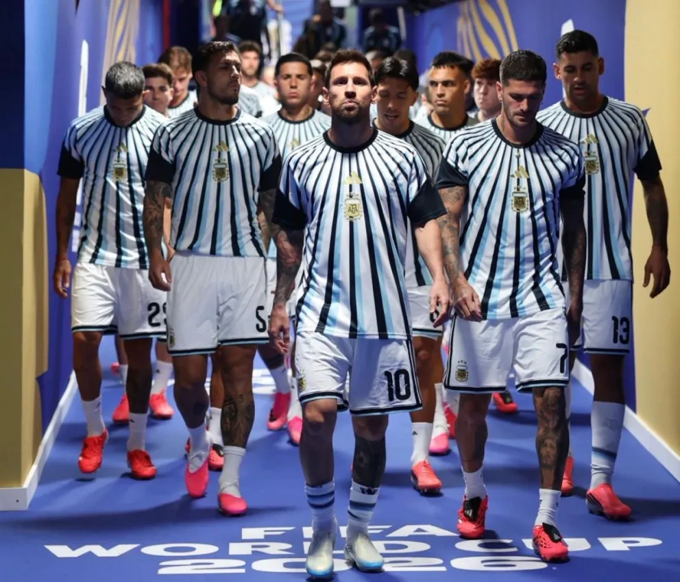 Con Lionel Messi como principal figura y una formación que recupera a la mayoría de sus habituales titulares, la Albiceleste buscará dar un nuevo paso rumbo al bicampeonato y meterse entre los 16 mejores del certamen. Foto: AFA.
