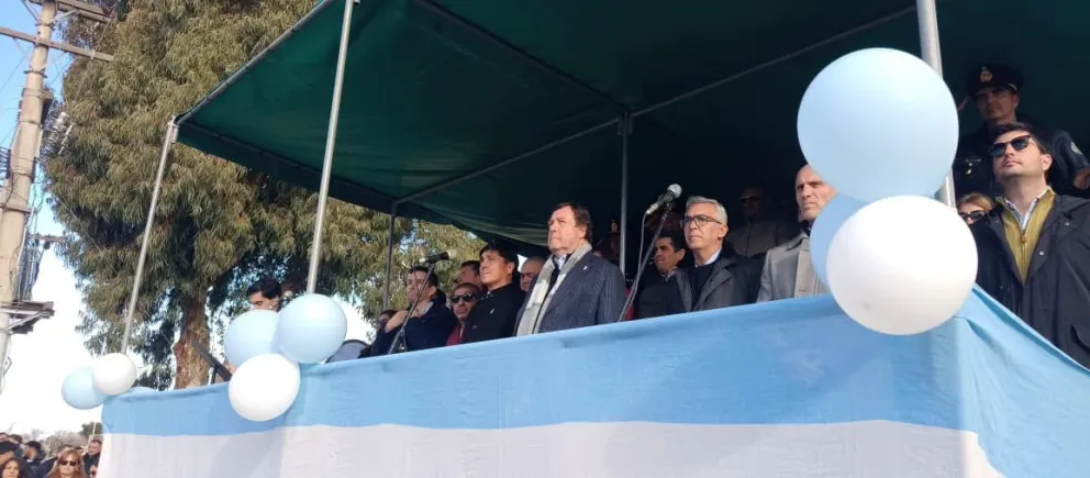 El gobernador Alberto Weretilneck participó de los festejos por el 128° aniversario de Darwin, donde confirmó el inicio de la obra del nuevo hospital y anunció inversiones para el desarrollo del futuro parque industrial. Foto: gentileza.
