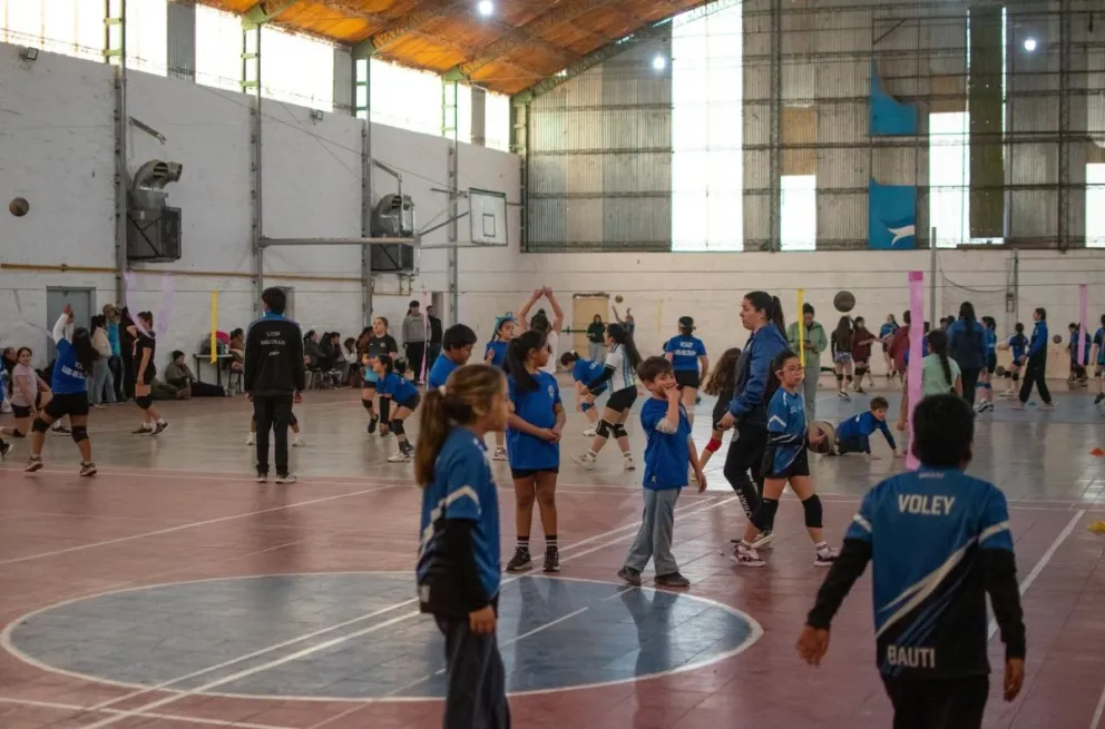 Niños y niñas de Chimpay, Luis Beltrán y General Conesa compartieron una jornada de mini vóley en el Polideportivo Municipal, con actividades recreativas y deportivas que reunieron a más de 140 participantes. Foto: Municipio Chimpay.
