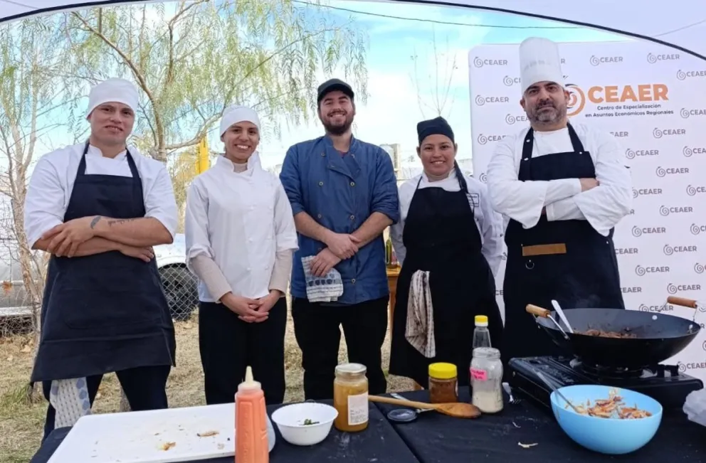 Estudiantes y docentes de la carrera de Gastronomía del CEAER cocinaron en vivo durante la Fiesta Provincial de la Carneada, promoviendo la formación práctica y los productos regionales del Valle Medio. Foto: gentileza.