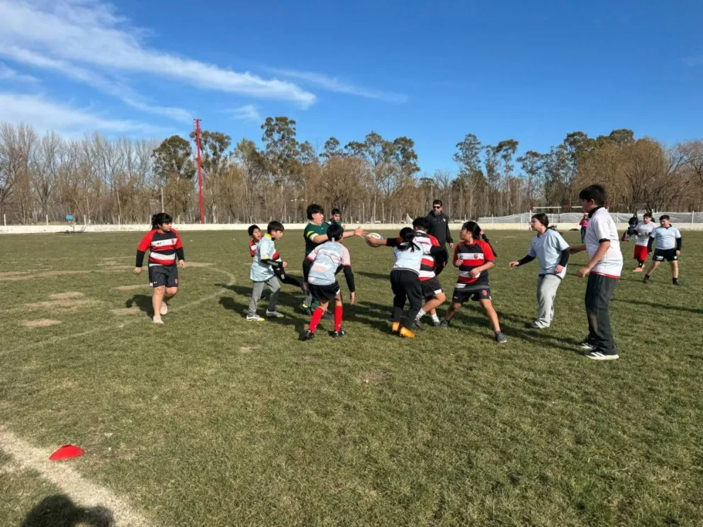 Niños y niñas de Chimpay, Río Colorado y Choele Choel participaron de un encuentro de rugby infantil que promovió el compañerismo, la integración y el desarrollo del deporte formativo. Foto: Municipio Chimpay.