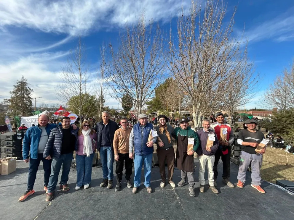 La primera edición de la Fiesta Provincial de la Carneada reunió a vecinos y visitantes de distintos puntos de Río Negro y dejó un balance positivo por la convocatoria y el movimiento comercial generado para los productores locales. Foto:Municipio Belisle