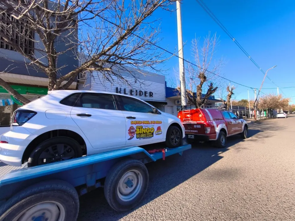 El Gran Bingo Aniversario se realizará este martes desde las 20 en el Salón de Bomberos Voluntarios y repartirá más de $13 millones en premios, además de sortear un Volkswagen Polo Track 0 km y un iPhone 17 Pro. Foto: genitleza.