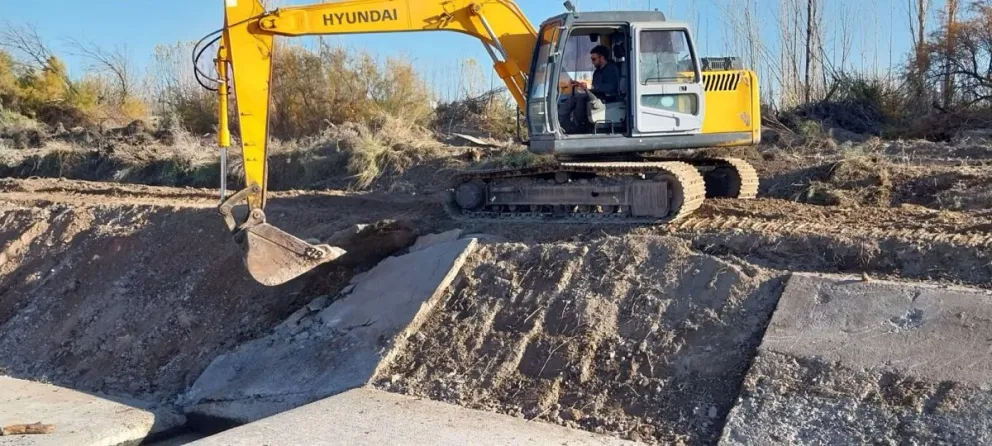 Durante el receso invernal avanzan las tareas de mantenimiento y las obras de infraestructura en el sistema de riego del Valle Medio, con el objetivo de llegar en óptimas condiciones al inicio de la temporada en agosto. Foto: gentileza.