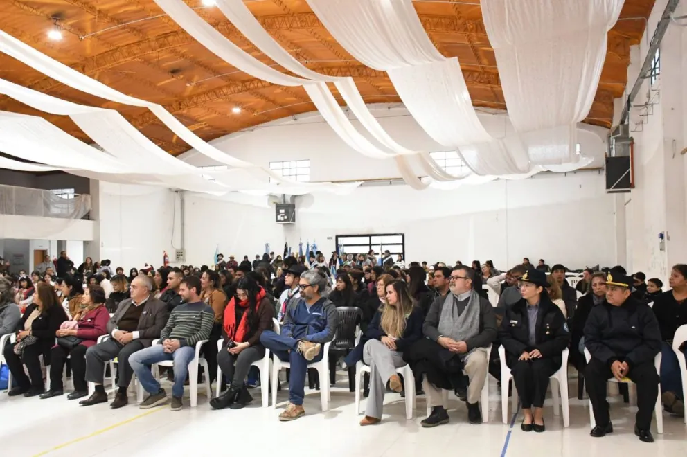 La comunidad de Pomona celebró una nueva fecha patria con presentaciones artísticas, autoridades, vecinos y un tradicional chocolate compartido. Foto: Municipio Pomona.