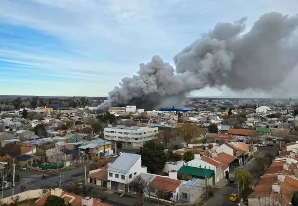 Un importante incendio se desató en el salón de ventas y depósito de Sakura, ubicado en la esquina de Frontera y Padre Mascardi. Foto gentileza.