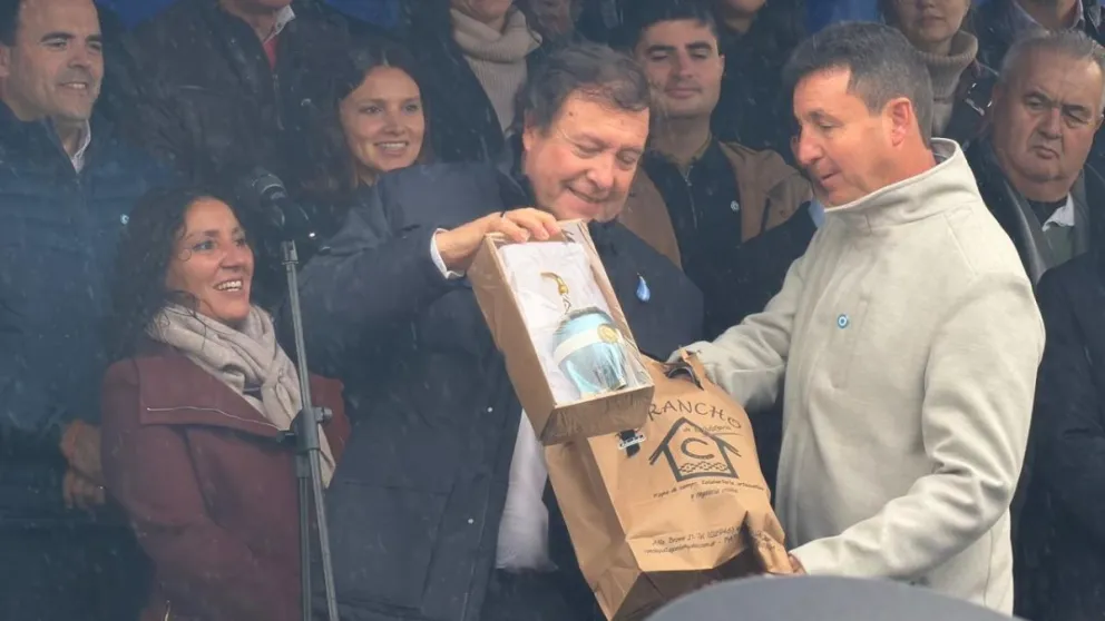 Diego Ramello encabezó el acto por el 147° aniversario de Choele Choel, donde anunció 40 nuevas cuadras de asfalto, defendió el equilibrio fiscal y pidió avanzar con la obra de los accesos a la ciudad. Foto: Agustín García / 7 en Punto.