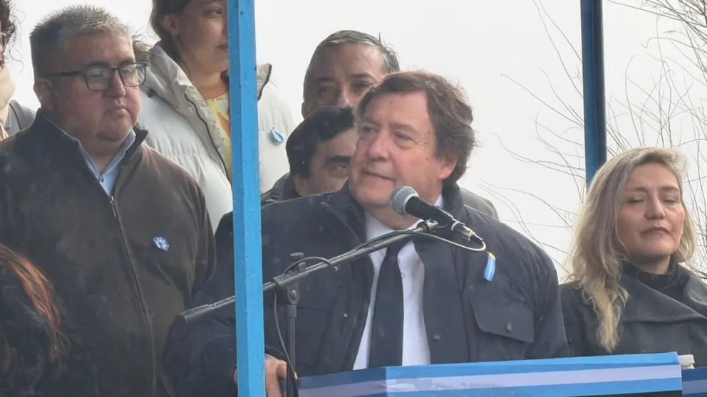 Durante el acto por el aniversario de Choele Choel, Alberto Weretilneck anunció una Red Integrada de Salud para el Valle Medio, confirmó que la Provincia concluirá la obra de los accesos sobre las rutas 22 y 250. Foto: Agustín García / 7 en Punto.