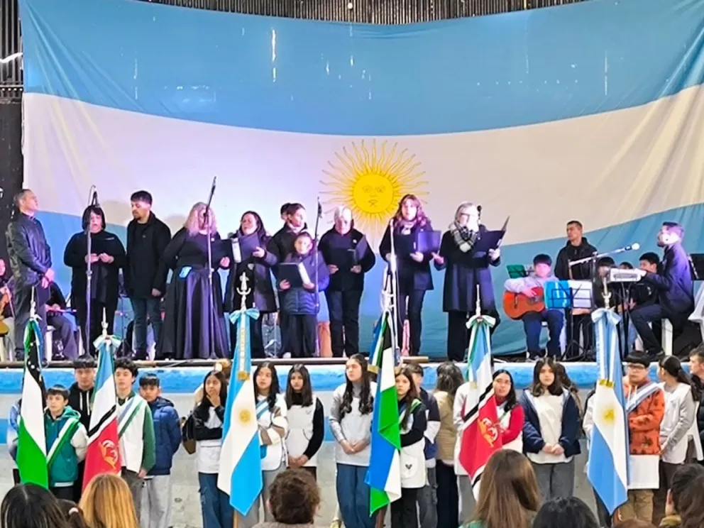 La comunidad de Lamarque celebró el Día de la Independencia con música, danzas tradicionales y una gran participación de vecinos. Foto: gentileza.