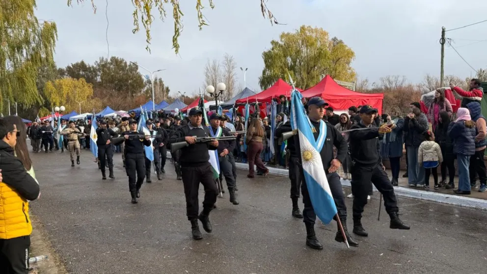 El tradicional Desfile Cívico reunió a instituciones, fuerzas de seguridad y vecinos para celebrar el 147° aniversario de Choele Choel y el Día de la Independencia. Fotos: Agustín García / 7 en Punto.