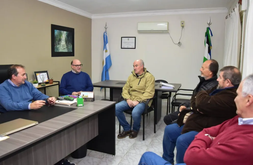 Autoridades municipales y representantes de la empresa recorrieron el predio donde se construirá el futuro edificio del CET N° 29, una obra destinada a fortalecer la educación técnica en Luis Beltrán. Foto: Municipio Luis Beltrán.