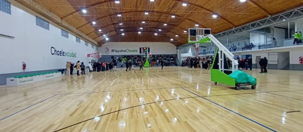 Con un piso de última generación y nuevas instalaciones, el Polideportivo Municipal luce totalmente renovado. Foto: gentileza.
