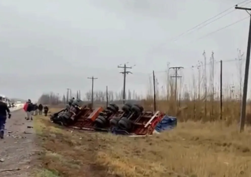 El camión terminó volcado tras el impacto y las tres personas involucradas fueron trasladadas a hospitales de la región para recibir atención médica. Foto: captura de video.