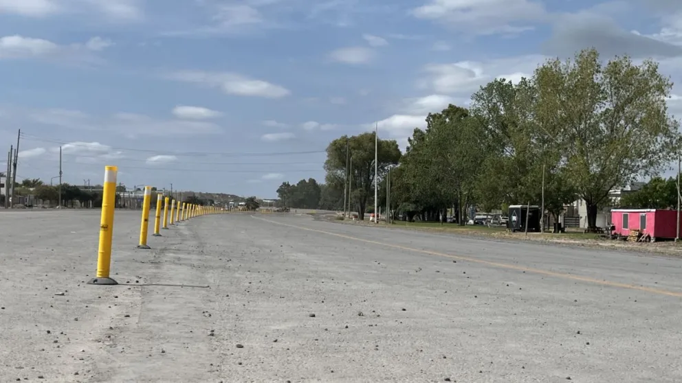 El Renault Clio terminó volcado a un costado de la Ruta Nacional 22. Sus dos ocupantes no sufrieron heridas de gravedad y solo se registraron daños materiales. Foto: archivo.