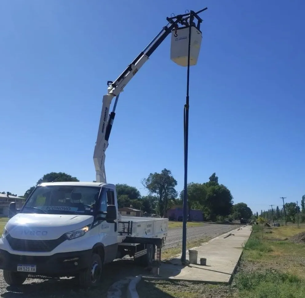 La Municipalidad continúa con las tareas de poda y proyecta ampliar el recambio de luminarias LED para seguir mejorando el alumbrado público de Lamarque. Foto: gentileza.