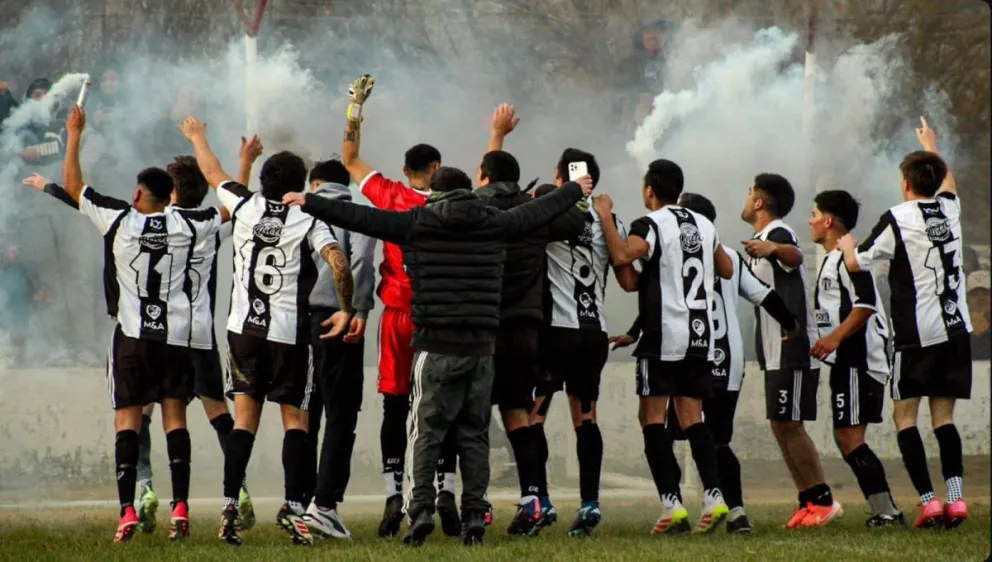 El Club Deportivo Darwin dio un paso importante hacia el título al vencer a Chimpay y celebró la inauguración oficial de su nueva cancha de césped ante una multitud. Foto: gentileza.