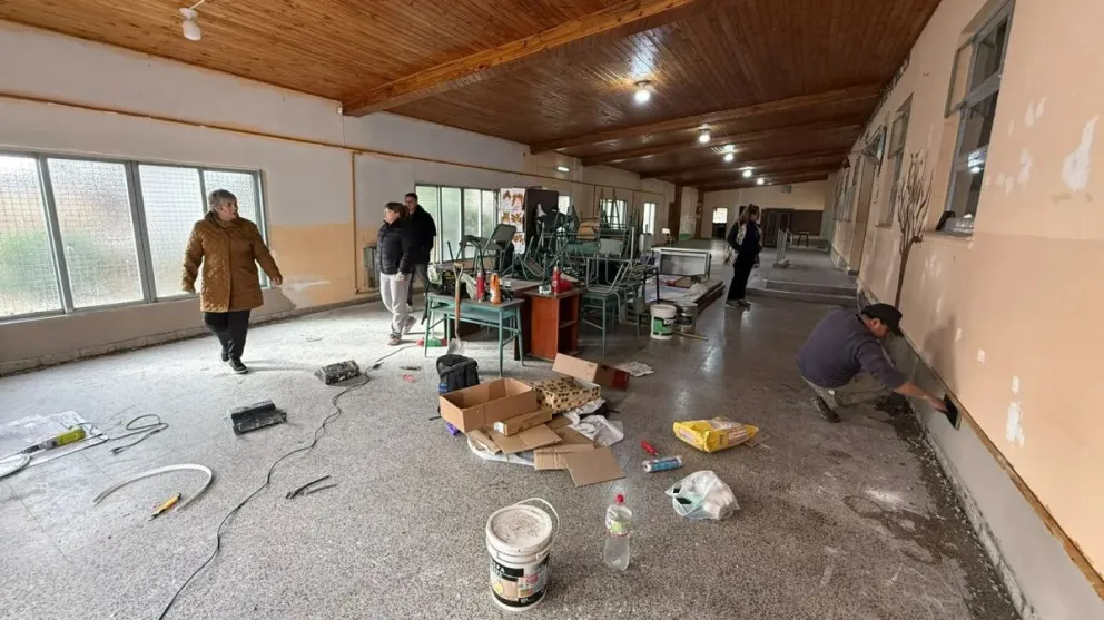 En un trabajo coordinado con los Consejos Escolares, Río Negro avanza en el mantenimiento de los establecimientos.
Crédito: Gobierno de Río Negro