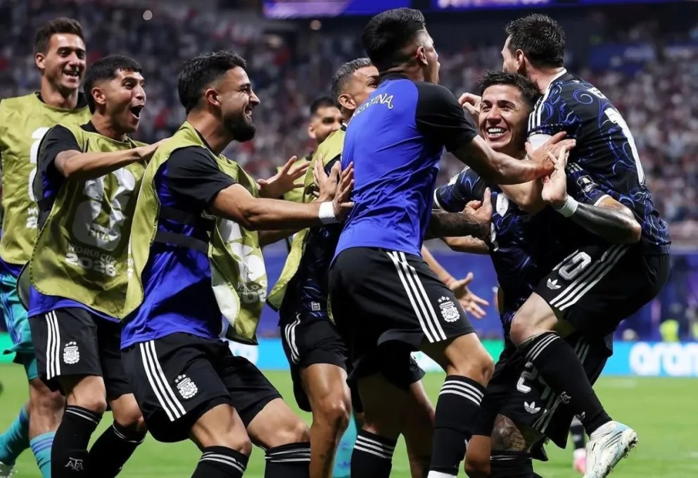 Con goles de Enzo Fernández y Lautaro Martínez, ambos en los minutos finales, Argentina derrotó 2-1 a Inglaterra y jugará la final del Mundial 2026 frente a España. Fotos: AFA.