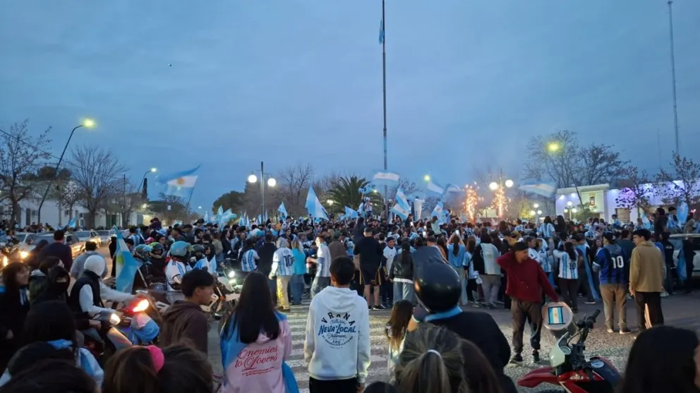 Banderas, camisetas, bocinazos y una multitud en las calles marcaron el festejo de los vecinos de Choele Choel tras la clasificación de Argentina a la final del Mundial 2026.