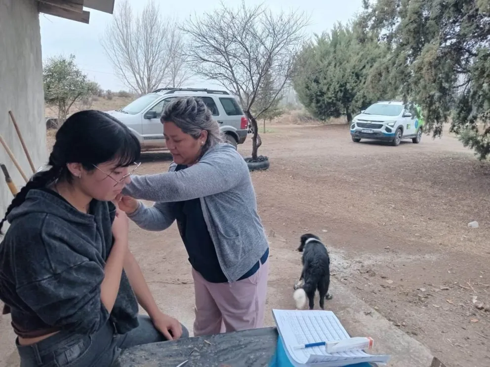 El Hospital de Lamarque continúa ampliando la campaña de vacunación con recorridas rurales y puestos itinerantes, mientras promueve la actualización del Calendario Nacional de Vacunación para todas las edades. Foto: gentileza.