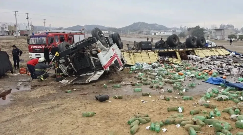 La Policía de Río Negro confirmó que el retiro de la carga del camión siniestrado fue autorizado por el propietario del transporte. Foto: archivo.