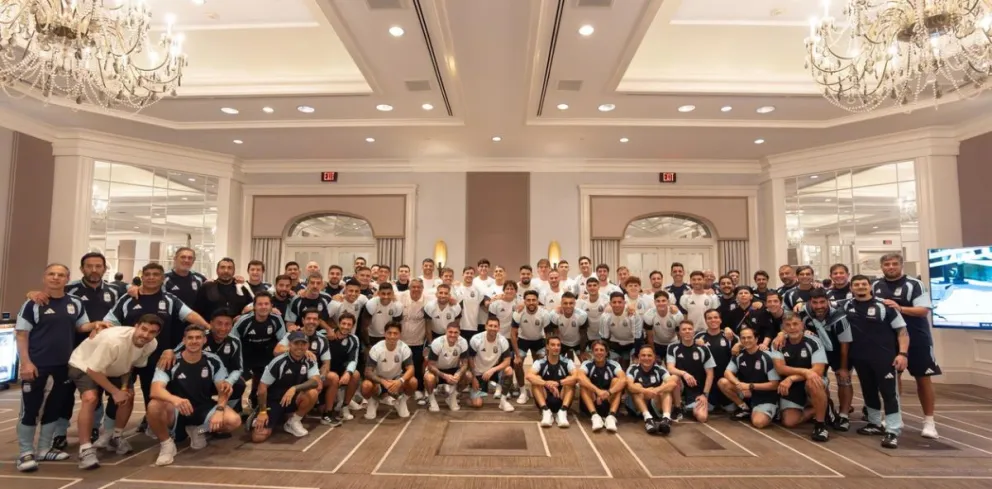 Lionel Messi publicó una foto junto a toda la delegación argentina y dejó un emotivo mensaje antes de la final del Mundial. Foto: Instagram Lionel Messi.