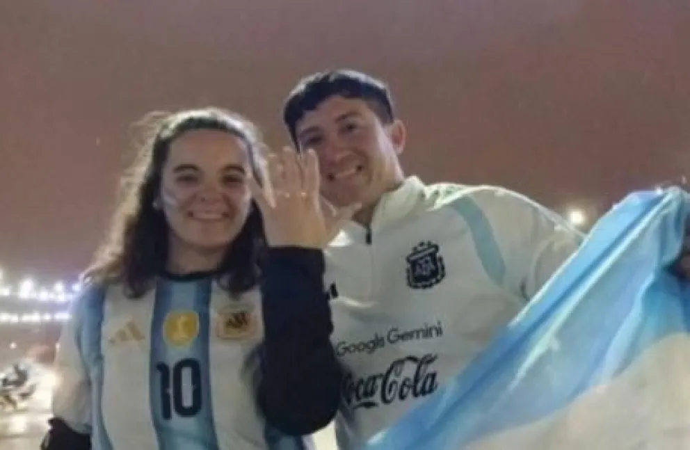 La propuesta de casamiento de Juanjo a Camila, durante los festejos en Luis Beltrán, se viralizó en las redes sociales y recibió cientos de mensajes de felicitaciones. Foto: gentileza Canal 10.