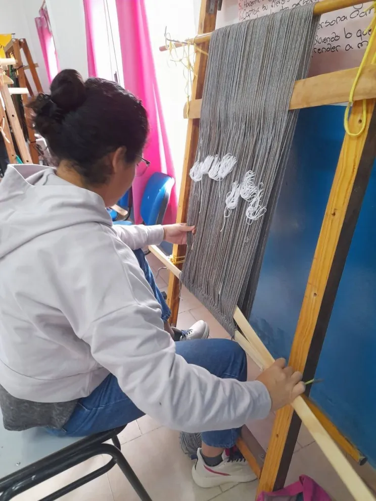 Más de 30 vecinos participan actualmente del Taller de Telar Mapuche de Lamarque, una propuesta que promueve el aprendizaje de técnicas ancestrales de tejido y el rescate del patrimonio cultural. Foto: gentileza.