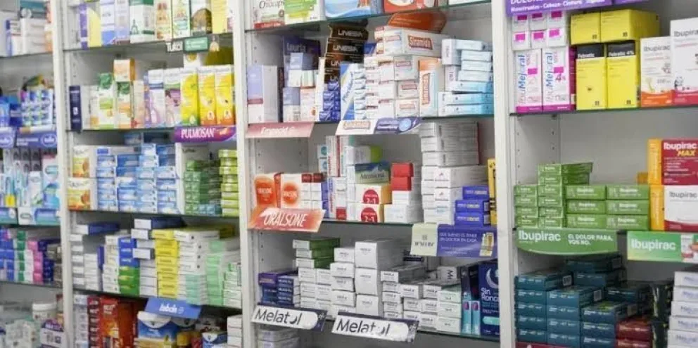 El Colegio de Farmacéuticos de Río Negro advirtió que habilitar la venta de medicamentos fuera de las farmacias podría incrementar la automedicación y disminuir los controles sobre la conservación y el uso seguro de estos productos. Foto: web.