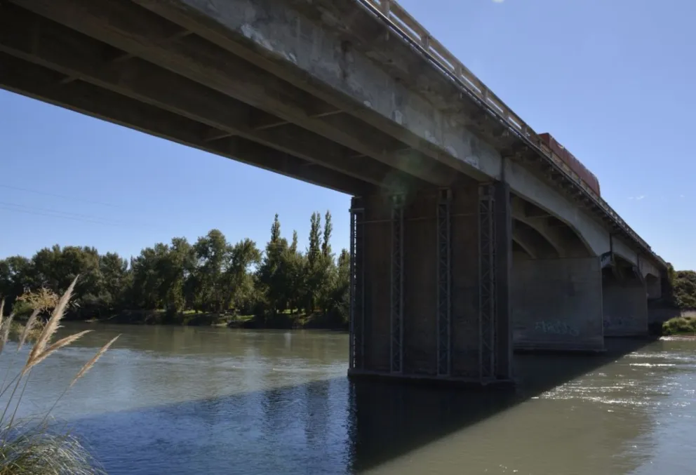 Vialidad Nacional prevé realizar una nueva inspección técnica del puente sobre el río Colorado. Foto: archivo.