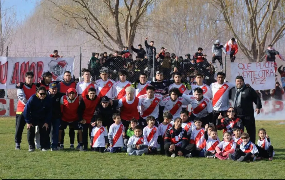 Chimpay venció 2 a 0 a Darwin en el Parque Ceferiniano, dio vuelta la serie final y conquistó el bicampeonato de la Liga Avellaneda. Foto: gentileza.