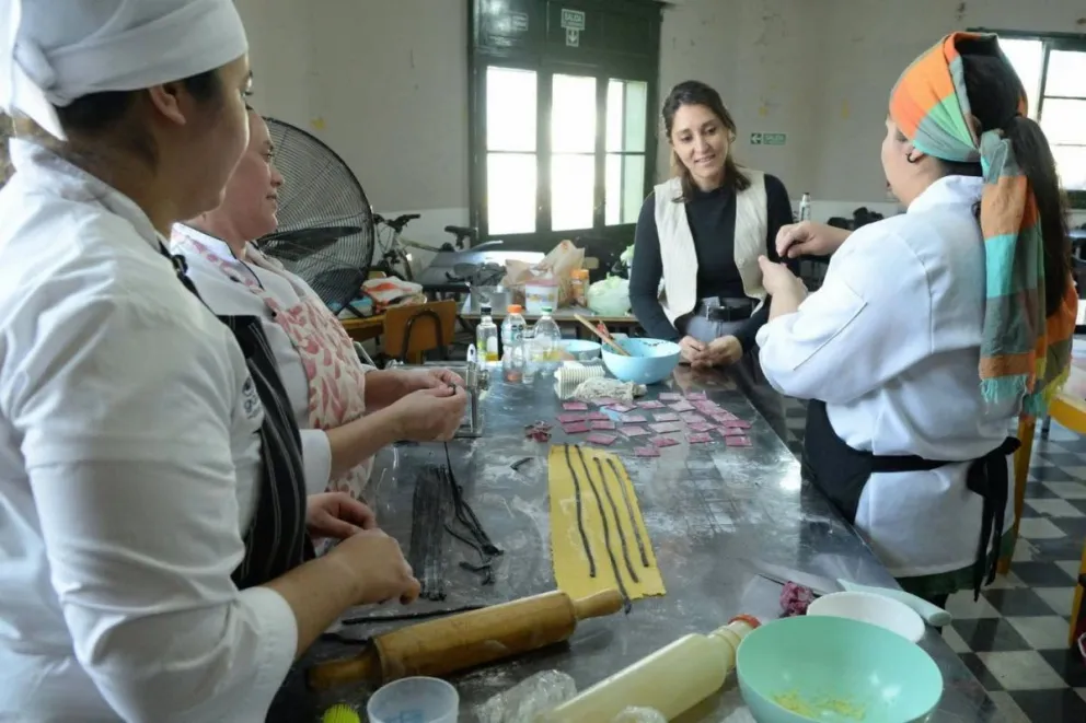 El proyecto del CEAER fortalecerá la Sala de Prácticas Gastronómicas de Bar Tito en Lamarque y fue el mejor calificado de Río Negro en la convocatoria 2026 del INET. Foto: Gentileza CEAER.